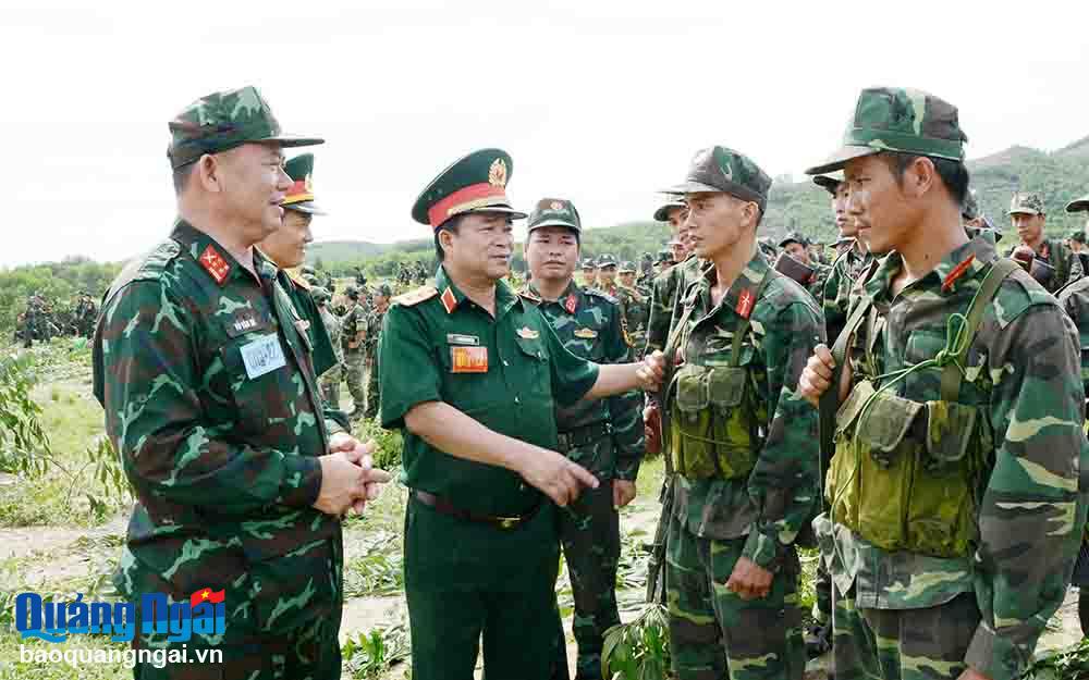 Trung tướng Trịnh Đình Thạch - Chính ủy Quân khu 5 thăm, động viên các cán bộ, chiến sĩ lực lượng vũ trang tỉnh.                                                                                                         
    Ảnh: THÀNH HÂN