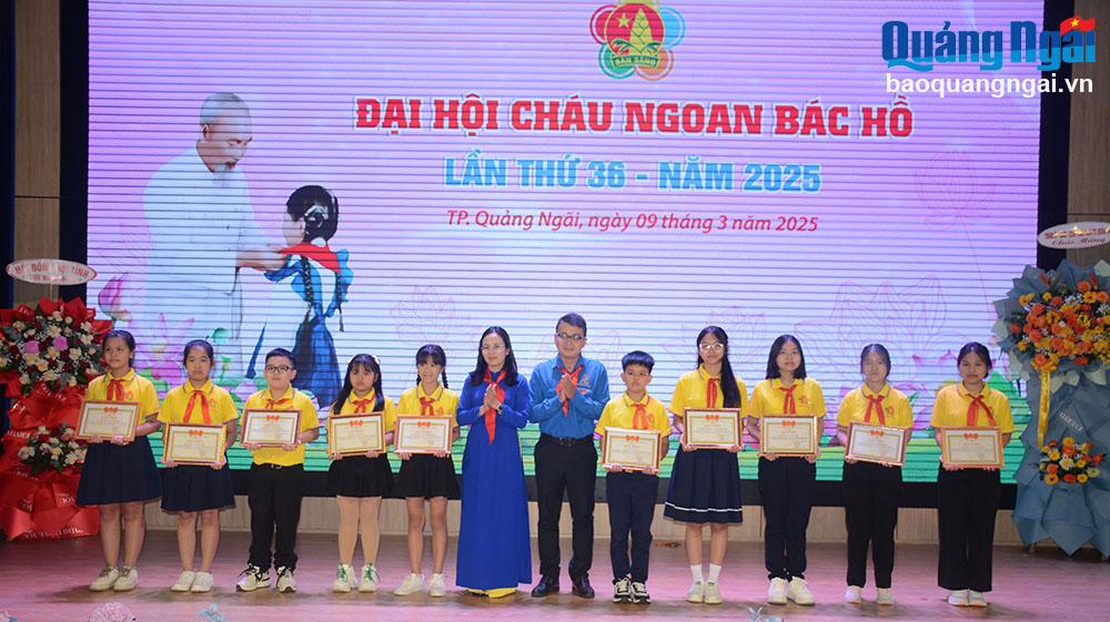 Các học sinh tiêu biểu trong học tập và rèn luyện nhận giấy khen của UBND TP.Quảng Ngãi.