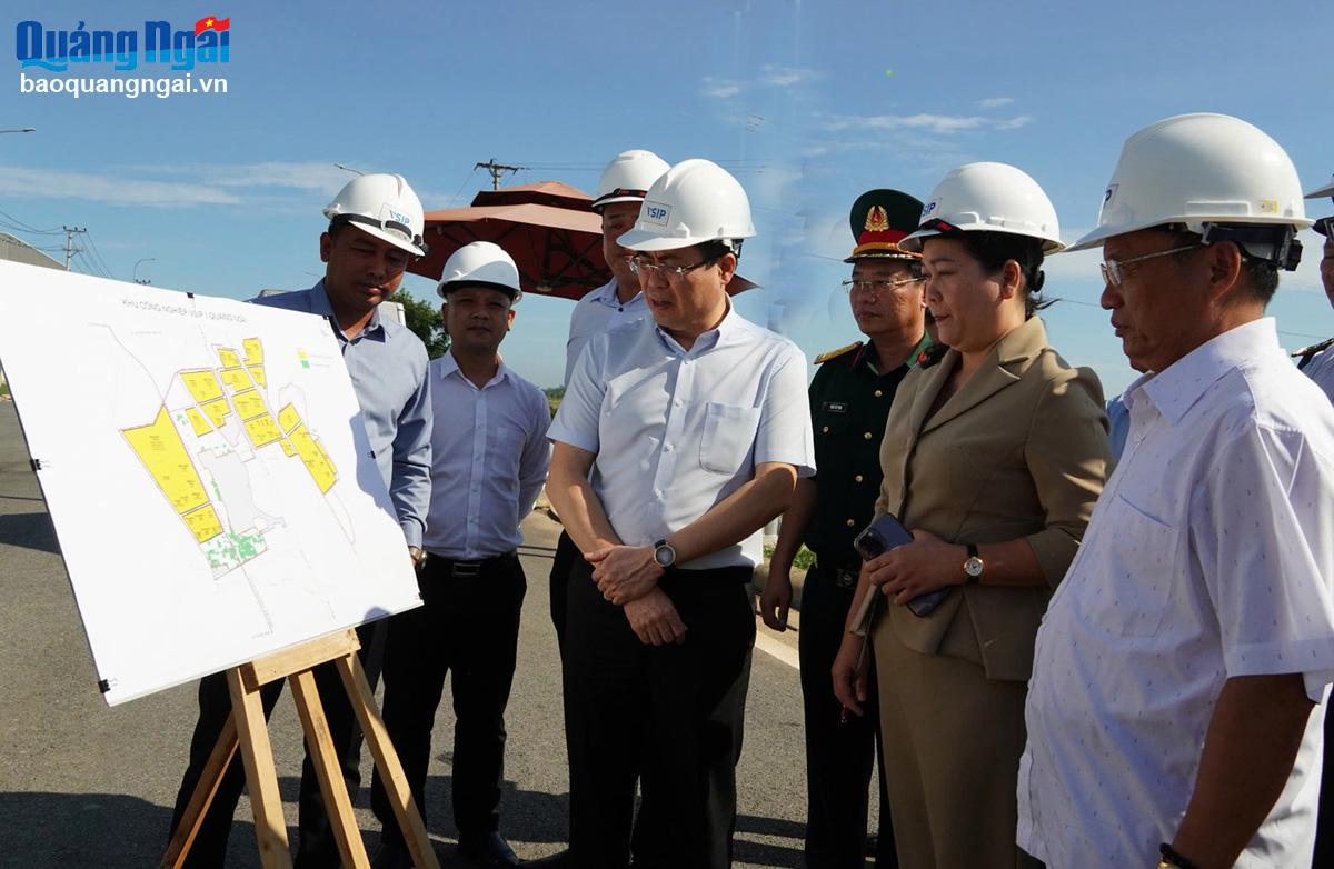 Chủ tịch UBND tỉnh Nguyễn Hoàng Giang cùng lãnh đạo các sở, ban, ngành khảo sát hạ tầng tại KCN VSIP Quảng Ngãi vào cuối năm 2024. Ảnh: PV
