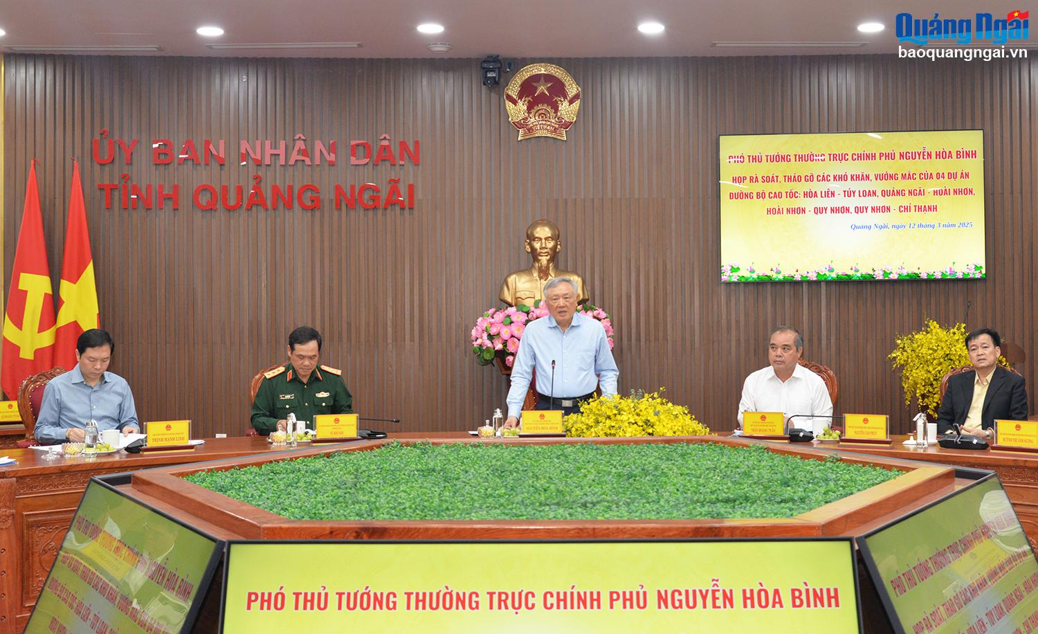 Ủy viên Bộ Chính trị, Phó Thủ tướng Thường trực Chính phủ Nguyễn Hòa Bình chủ trì cuộc họp.