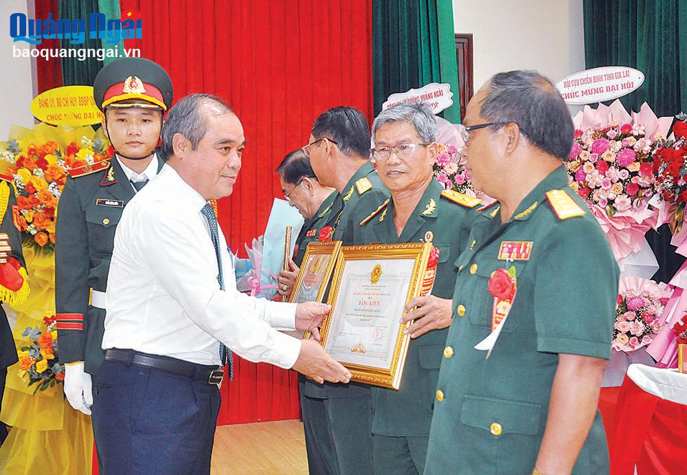  Phó Chủ tịch Thường trực UBND tỉnh Trần Hoàng Tuấn tặng Bằng khen của UBND tỉnh cho các cá nhân tiêu biểu trong phong trào thi đua yêu nước Cựu chiến binh gương mẫu giai đoạn 2019 - 2024.	
Ảnh: XUÂN LỘC