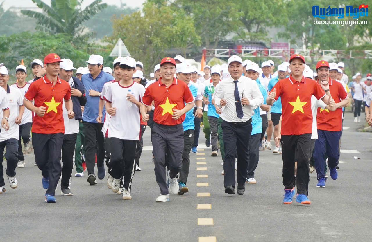 Đông đảo tham gia chạy đồng hành 1,5km.