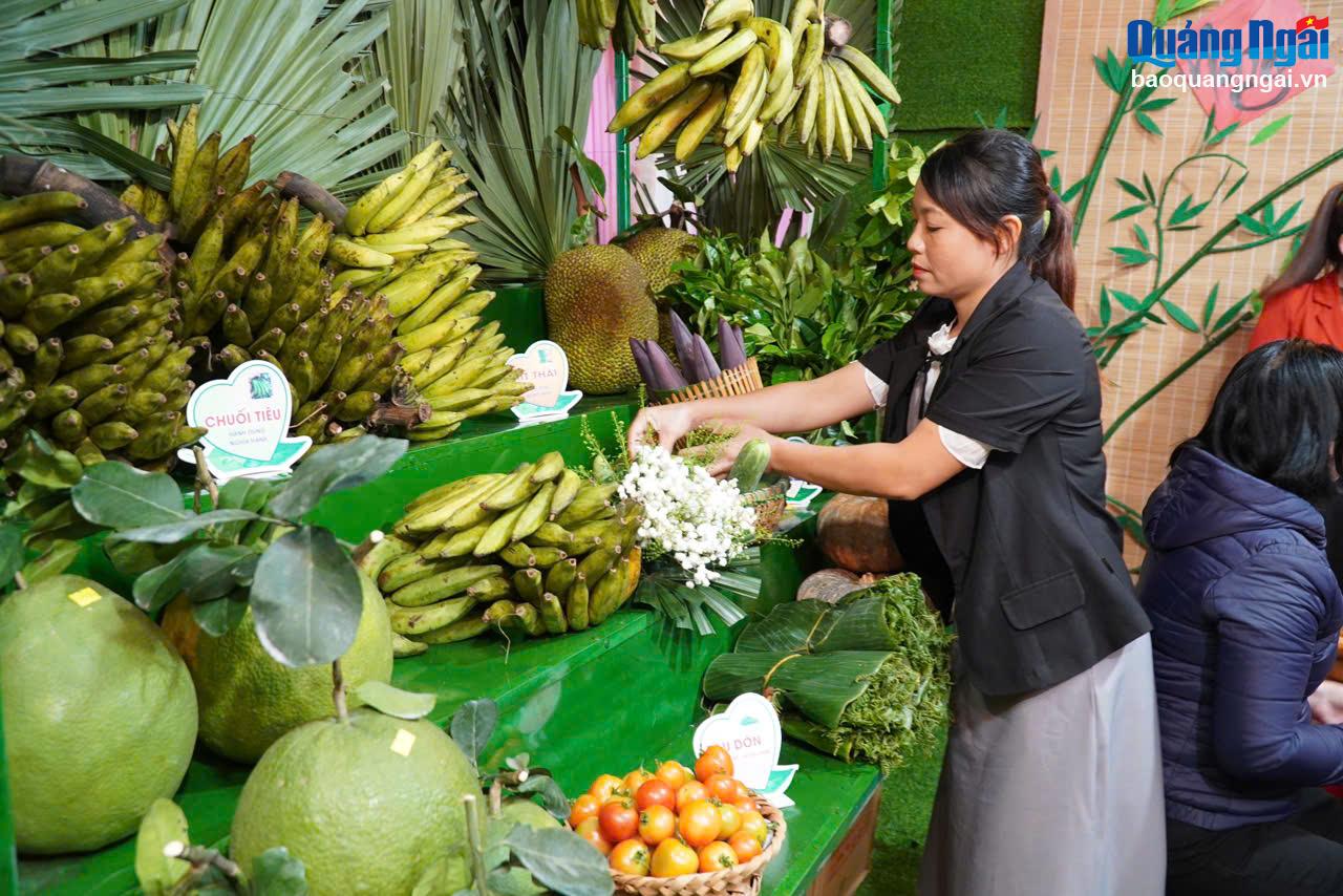 Nhiều sản phẩm nông nghiệp đặc trưng, sản phẩm OCOP của các địa phương trên địa bàn huyện Nghĩa Hành được trưng bày, giới thiệu tại triển lãm.