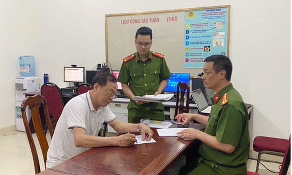 Khởi tố, bắt tạm giam 4 tháng tài xế ô tô tông 17 xe máy ở Hà Nội