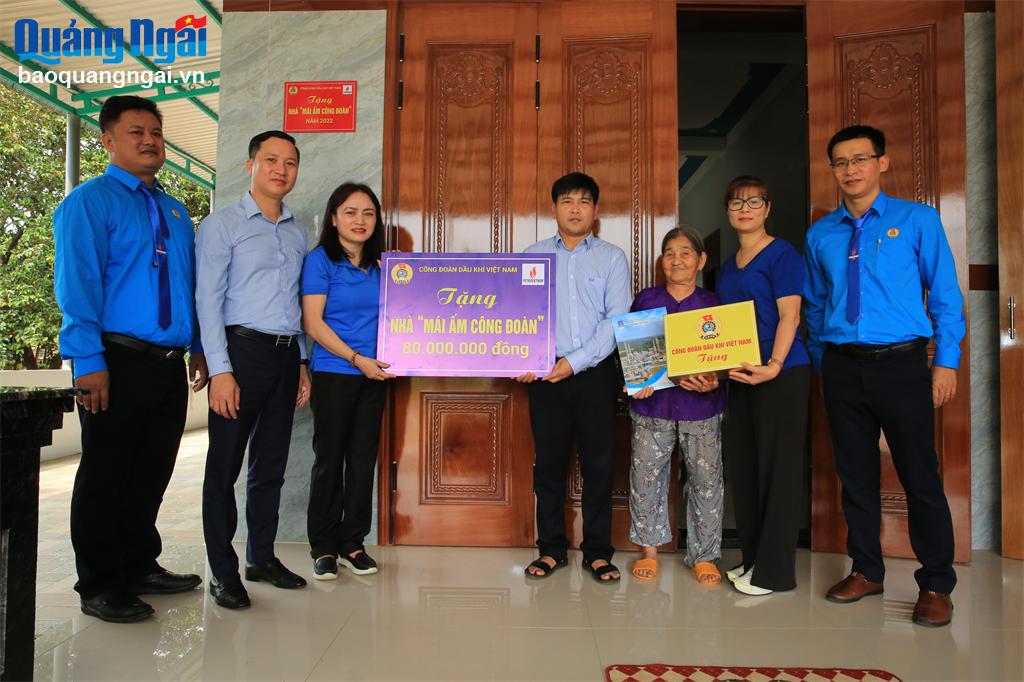 Công đoàn Dầu khí Việt Nam trao tặng “Mái ấm Công đoàn” cho người lao động BSR
