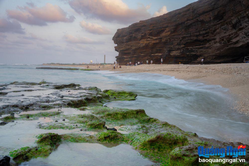 Khi thủy triều rút, những thảm rêu tại ghềnh đá Hang Câu dần lộ ra hòa với nước biển trong xanh, tạo nên một vẻ đẹp hoang sơ đầy thơ mộng. 