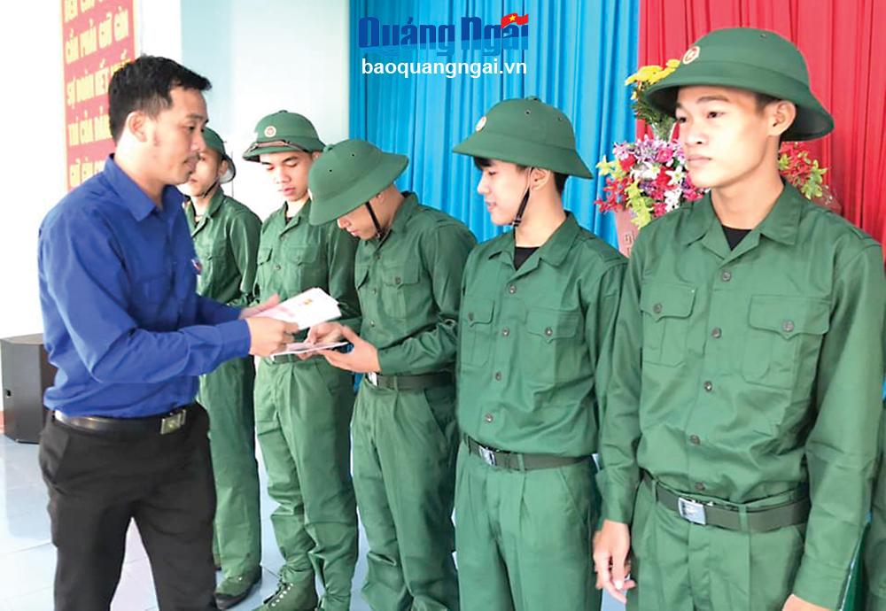 Bí thư Đoàn xã Đức Lân (Mộ Đức) Nguyễn Thái Trọng tặng quà cho thanh niên địa phương lên đường nhập ngũ năm 2023.    
