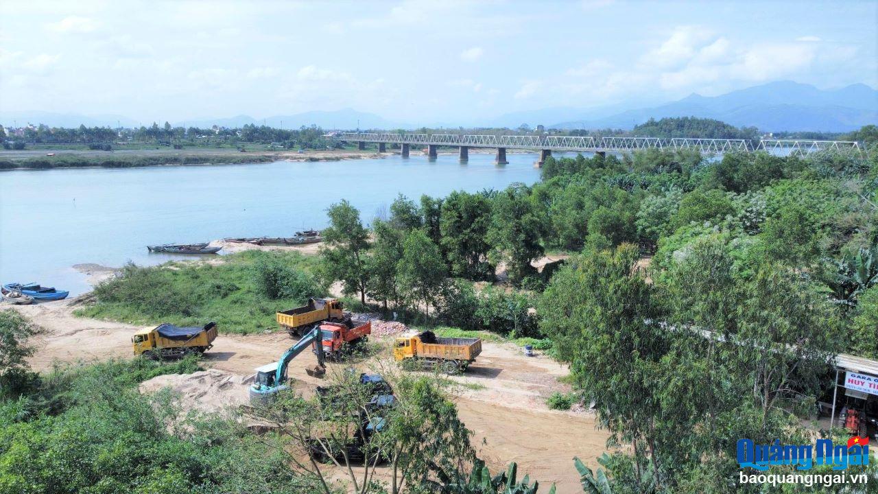 Kiểm tra, xử lý khai thác cát lậu trên sông Trà Khúc