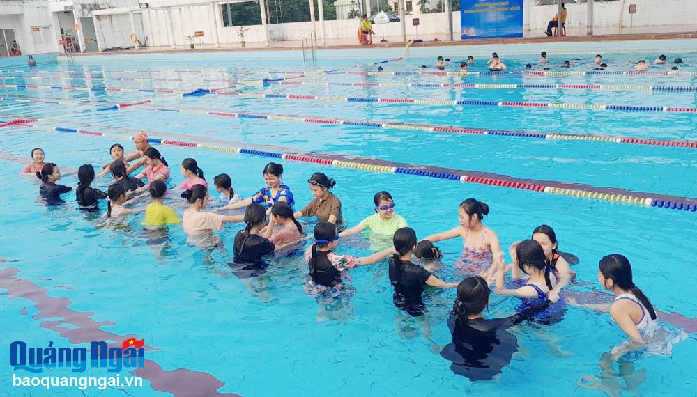 Tập huấn kỹ năng phòng, chống đuối nước cho học sinh