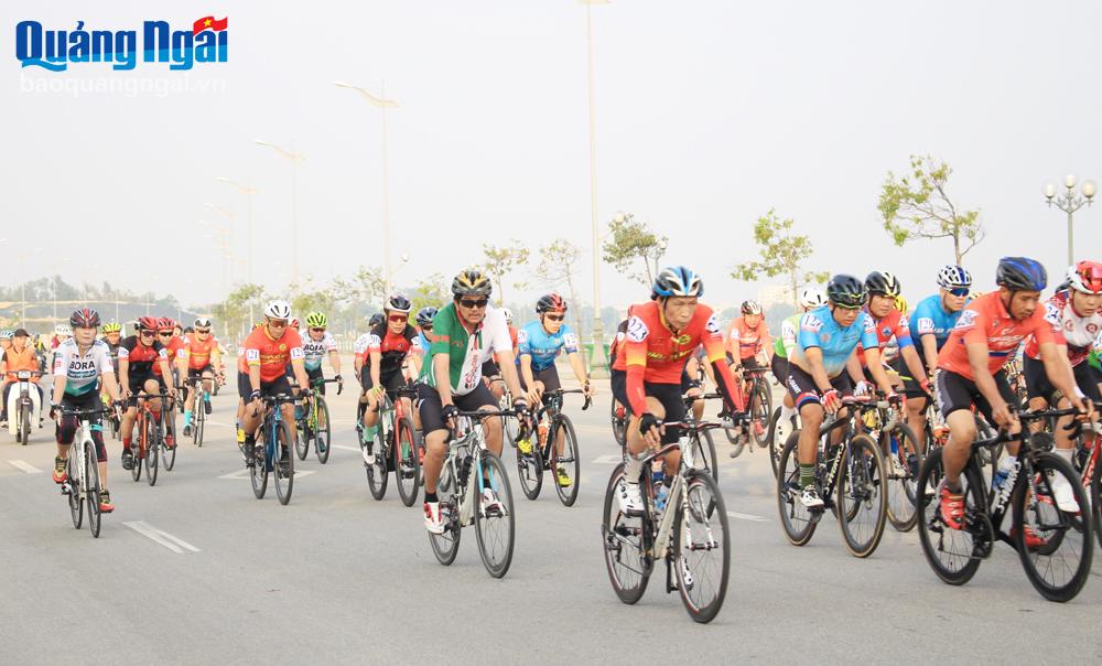 Các vận động viên tham gia giải đua xe đạp Bên bờ sông Trà, do Sở VH-TT&DL phối hợp với Liên đoàn Xe đạp- Mô tô tỉnh tổ chức.             ẢNH: TRÍ PHONG