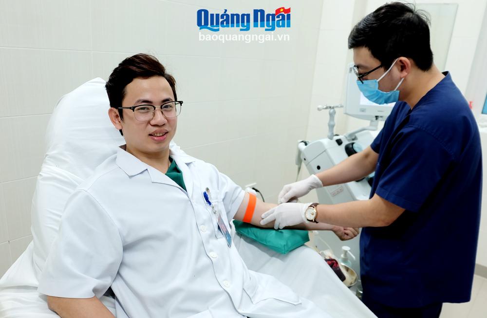 Bác sĩ Bạch Quang Sự - Bệnh viện Sản - Nhi tỉnh tham gia hiến máu cứu bệnh nhân.         Ảnh: BẢO HÒA