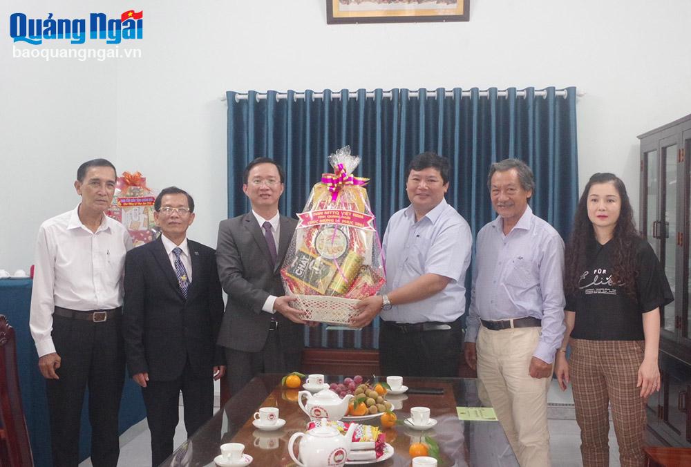 - Đoàn công tác của Ủy ban MTTQ Việt Nam tỉnh đến thăm, chúc mừng Chi hội Tin lành TP.Quảng Ngãi nhân dịp lễ Phục sinh 2023.
