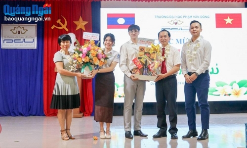 Mừng tết Bunpimay cho sinh viên Lào