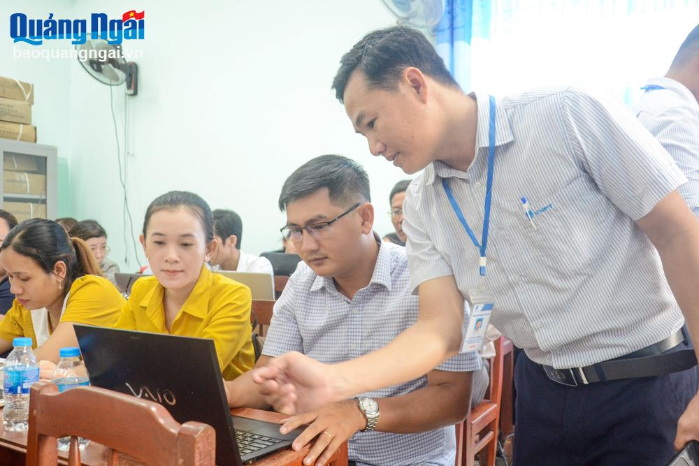 Sơn Tịnh triển khai thanh toán không dùng tiền mặt trong trường học