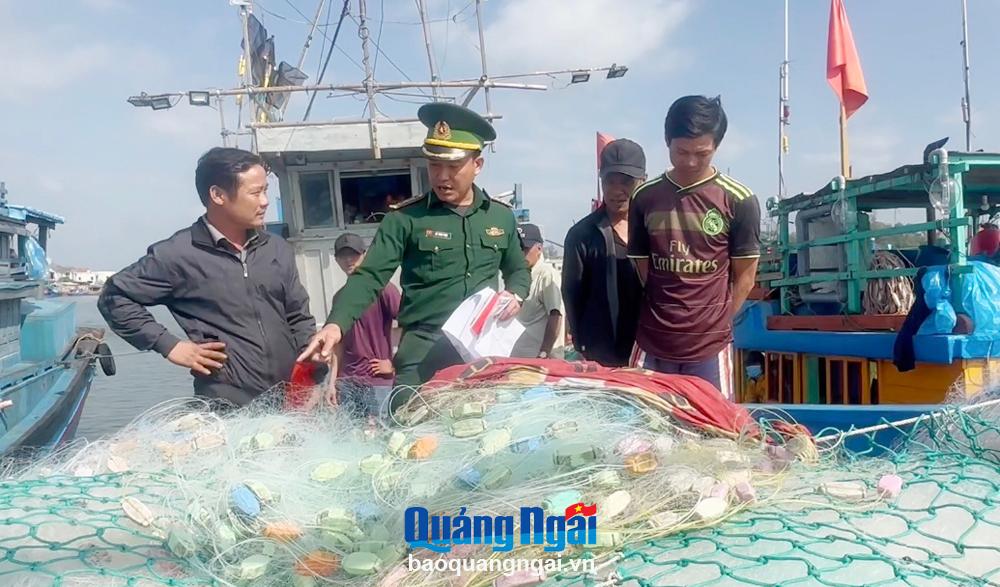 Lực lượng Bộ đội Biên phòng tỉnh kiểm tra tàu cá trước khi xuất bến.                           ẢNH: KHÁNH TOÀN