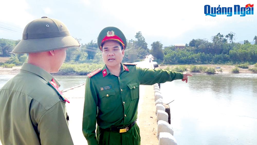 Trung tá Đinh Chăm Pu - Trưởng Công an thị trấn Di Lăng, huyện Sơn Hà (bên phải), được biểu dương vì đã có thành tích cứu người bị đuối nước. ẢNH: VĂN NAM