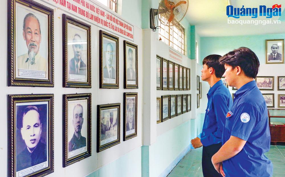 Đoàn viên, thanh niên tham quan Phòng trưng bày tại Di tích Khu lưu niệm nơi làm Lễ xuất quân của Liên quân Việt - Lào. Ảnh: ĐĂNG SƯƠNG