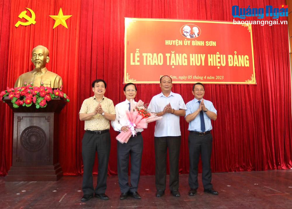 Trao Huy hiệu 30 năm tuổi Đảng cho đảng viên