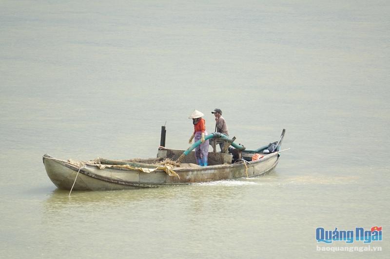 Các đối tượng dùng máy bơm hút cát lên ghe rồi vận chuyển vào bờ bán cho các đối tượng thu mua.