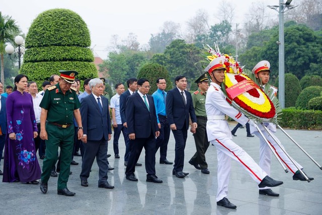 Trước cuộc gặp mặt, Thủ tướng Phạm Minh Chính và các đại biểu đã dâng hương, viếng các anh hùng, liệt sĩ tại nghĩa trang A1 ở thành phố Điện Biên Phủ. 