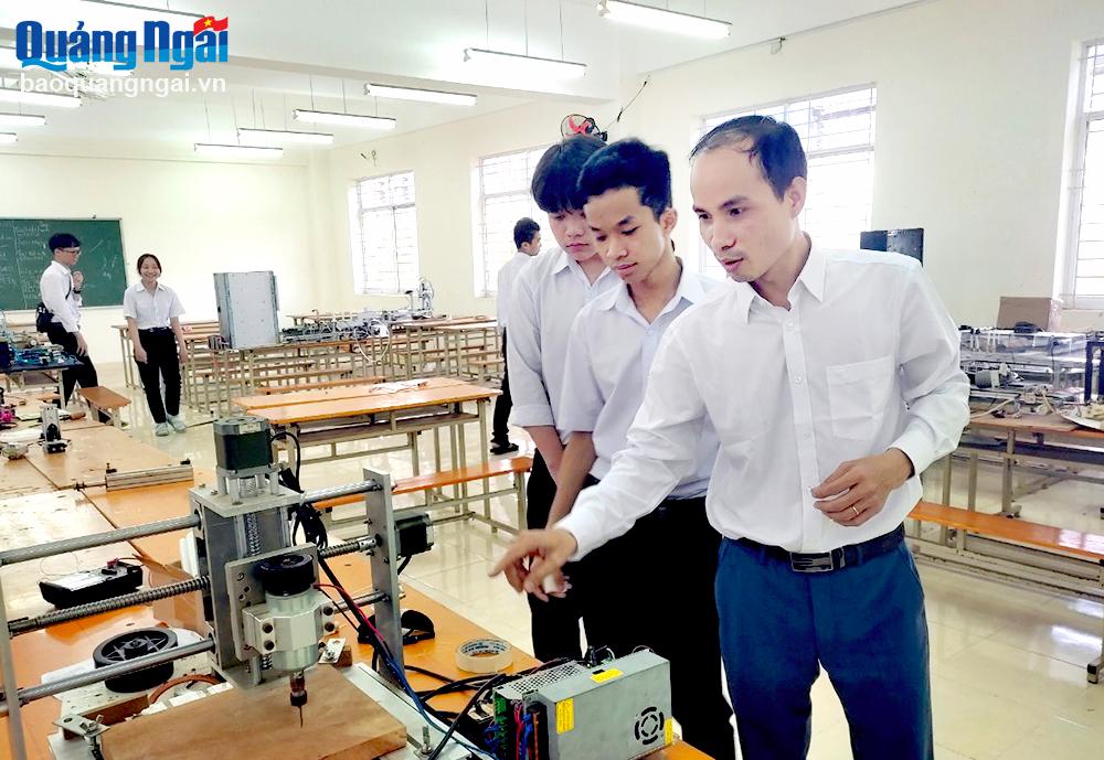 Trường THPT số 2 Mộ Đức đưa học sinh trải nghiệm thực tế tại Trường Đại học Phạm Văn Đồng.
