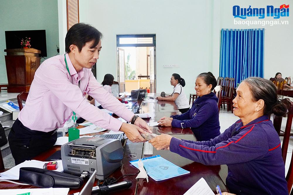 Phòng Giao dịch Ngân hàng Chính sách xã hội huyện Bình Sơn giải ngân nguồn vốn tín dụng chính sách cho người dân xã Bình Thuận. 