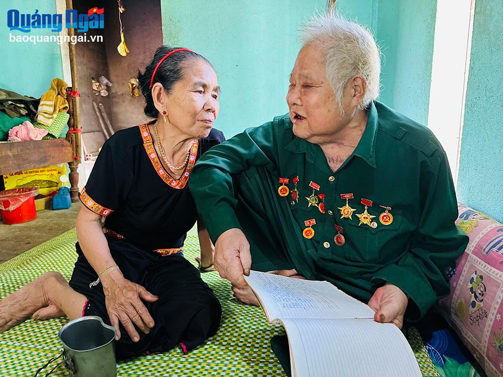 Anh hùng Đinh Văn Lục cùng vợ ôn lại những ký ức suốt 21 năm trường kỳ tham gia kháng chiến chống Mỹ, cứu nước.