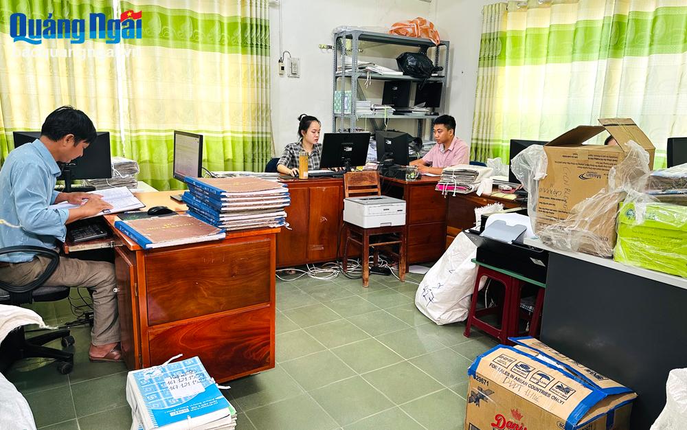 Trụ sở được bố trí tạm, nên cán bộ, công chức, người lao động của Văn phòng đăng ký đất đai - Chi nhánh huyện Bình Sơn làm việc trong điều kiện chật hẹp, chưa đảm bảo.