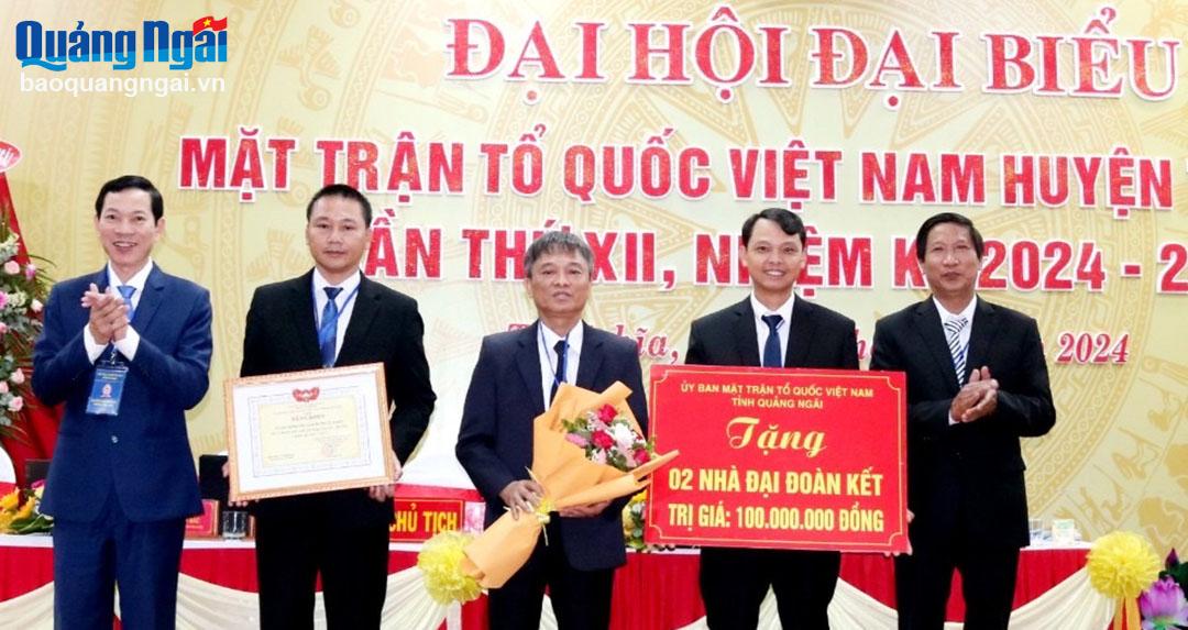 Trưởng ban Dân vận Tỉnh ủy, Chủ tịch Ủy ban MTTQ Việt Nam tỉnh trao khen thưởng và bảng tượng trưng hỗ trợ xây dựng 2 nhà đại đoàn kết tại đại hội.