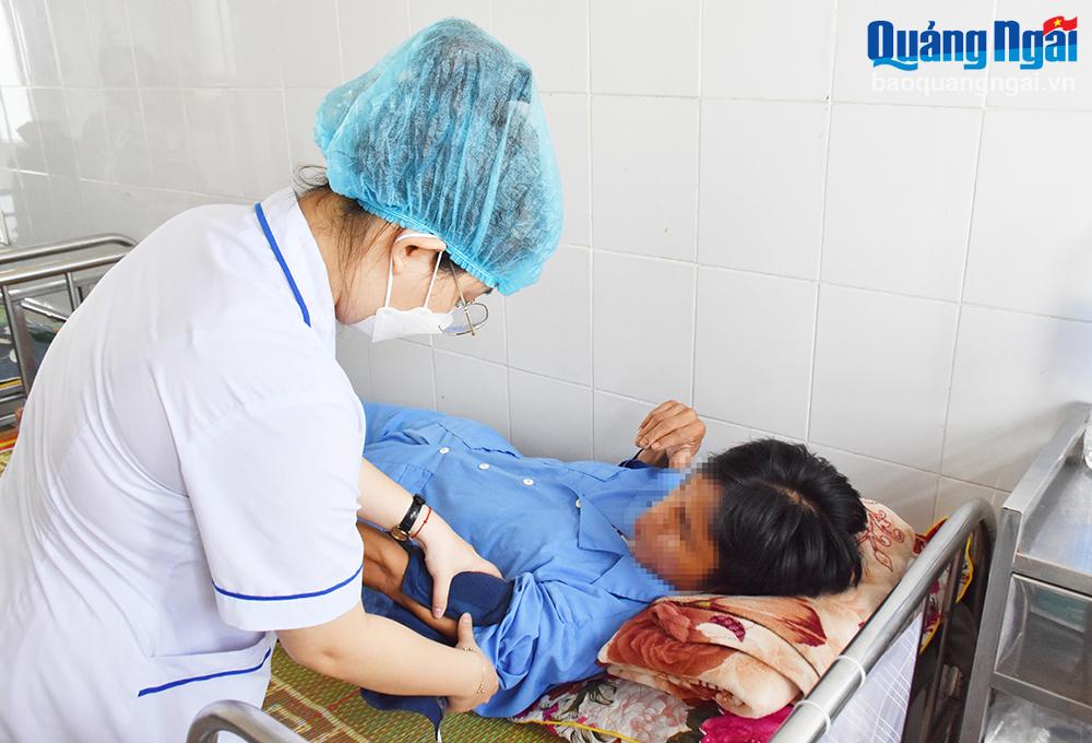 Bệnh nhân Đ.V.P, ở xã Sơn Linh (Sơn Hà) đang được điều trị tại Bệnh viện Đa khoa tỉnh.