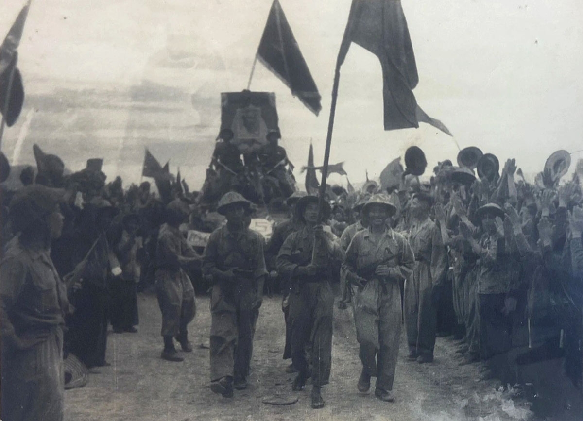 Bộ đội rước ảnh Chủ tịch Hồ Chí Minh đi tuần hành trên những chiếc xe tăng chiến lợi phẩm, giữa những tiếng hoan hô vang dậy của quân dân Điện Biên Phủ năm 1954 - Nguồn: Trung tâm Lưu trữ quốc gia III