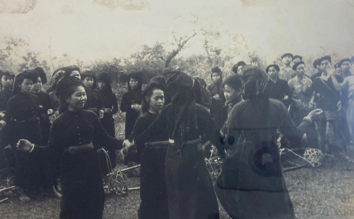Nhận được tin giải phóng Điện Biên, các chị em dân công miền núi Tây Bắc đã nhảy múa ngay trên đường để chào mừng chiến thắng năm 1954 - Nguồn: Trung tâm Lưu trữ quốc gia III
