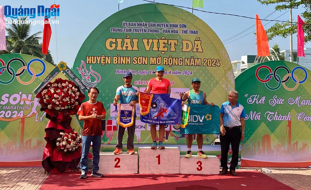 Đoàn vận động viên BIDV Dung Quất đoạt Ba giải chạy Việt dã huyện Bình Sơn mở rộng năm 2024.
