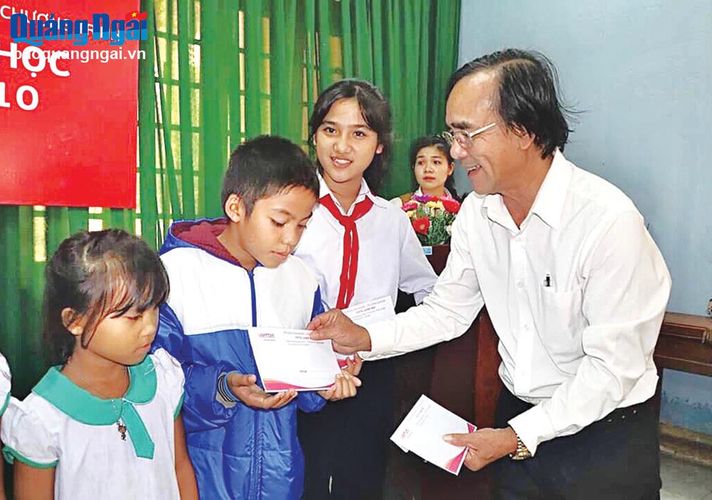 Hội Khuyến học huyện Trà Bồng trao học bổng Vì em hiếu học cho học sinh vượt khó học giỏi năm 2023.