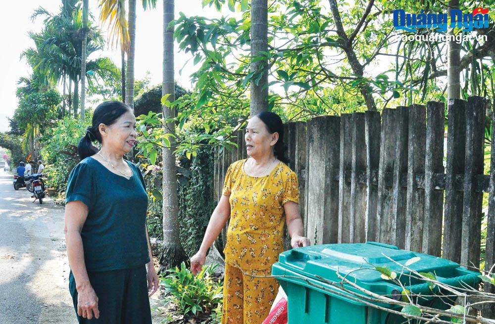 Bà Nguyễn Thị Phương (bên trái) vận động người dân bảo vệ môi trường, xây dựng làng quê sạch đẹp.