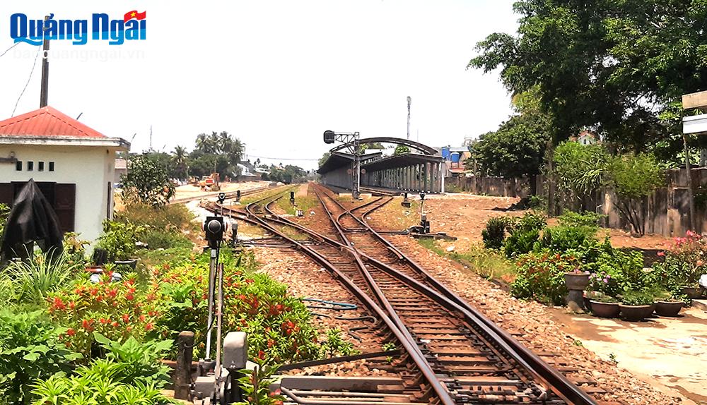 Cử tri kiến nghị ngành đường sắt dồn dịch toa xe trong phạm vi phía bắc Ga Quảng Ngãi. 
