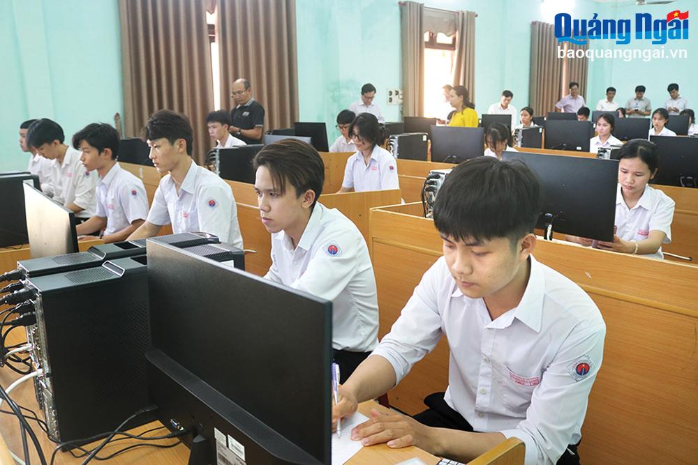 Học sinh Trường THPT Võ Nguyên Giáp (TP.Quảng Ngãi) tham gia thí điểm thi online tập trung  qua nền tảng công nghệ xác thực thẻ căn cước công dân 
gắn chíp điện tử.