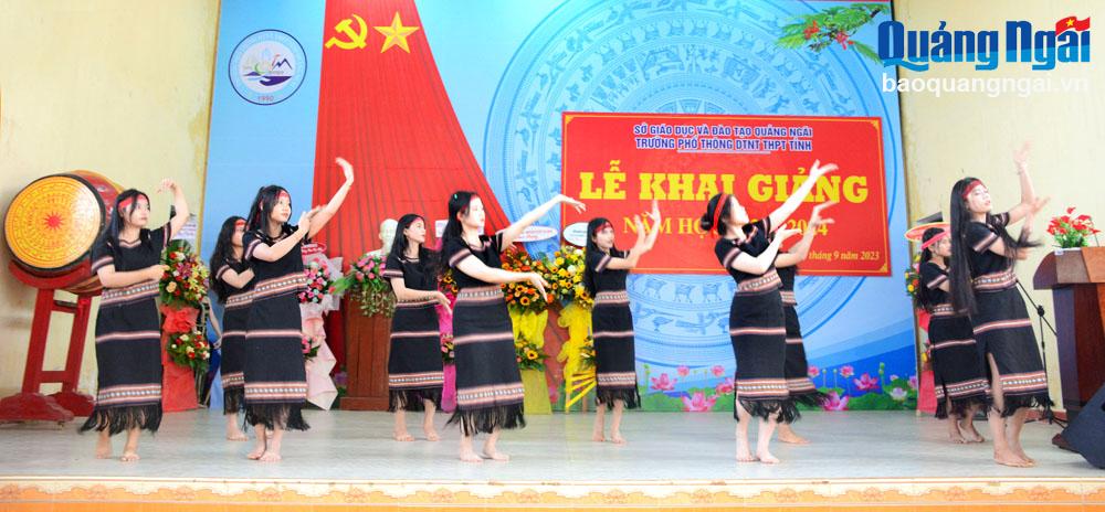 Học sinh Trường Phổ thông Dân tộc nội trú THPT tỉnh biểu diễn múa truyền thống của đồng bào Hrê.	