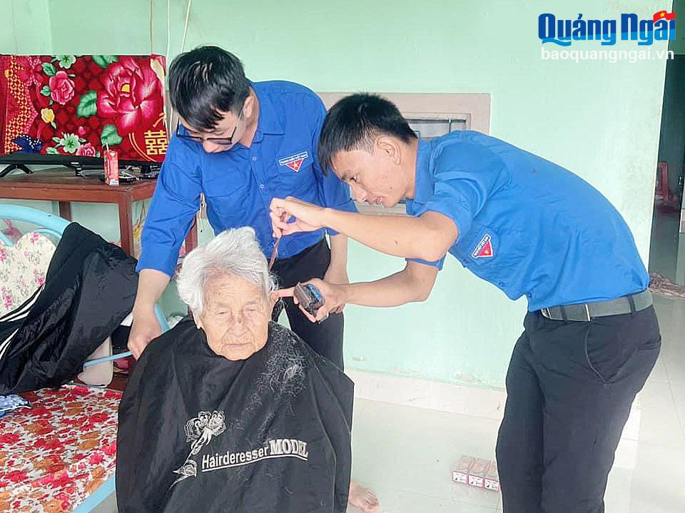 Đoàn viên, thanh niên xã Đức Tân (Mộ Đức) hớt tóc miễn phí cho người già ở địa phương.
