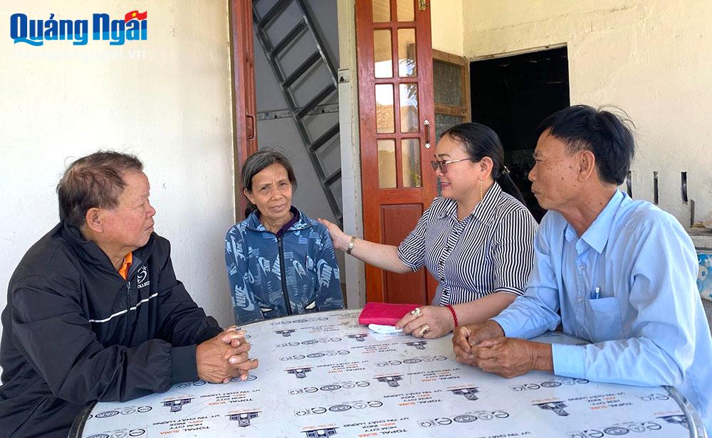 Bà Nguyễn Thị Hưởng (bên phải) vận động hỗ trợ kinh phí để xây nhà trú bão cho gia đình bà Nguyễn Thị Hiệp, ở xã Đức Minh (Mộ Đức). 