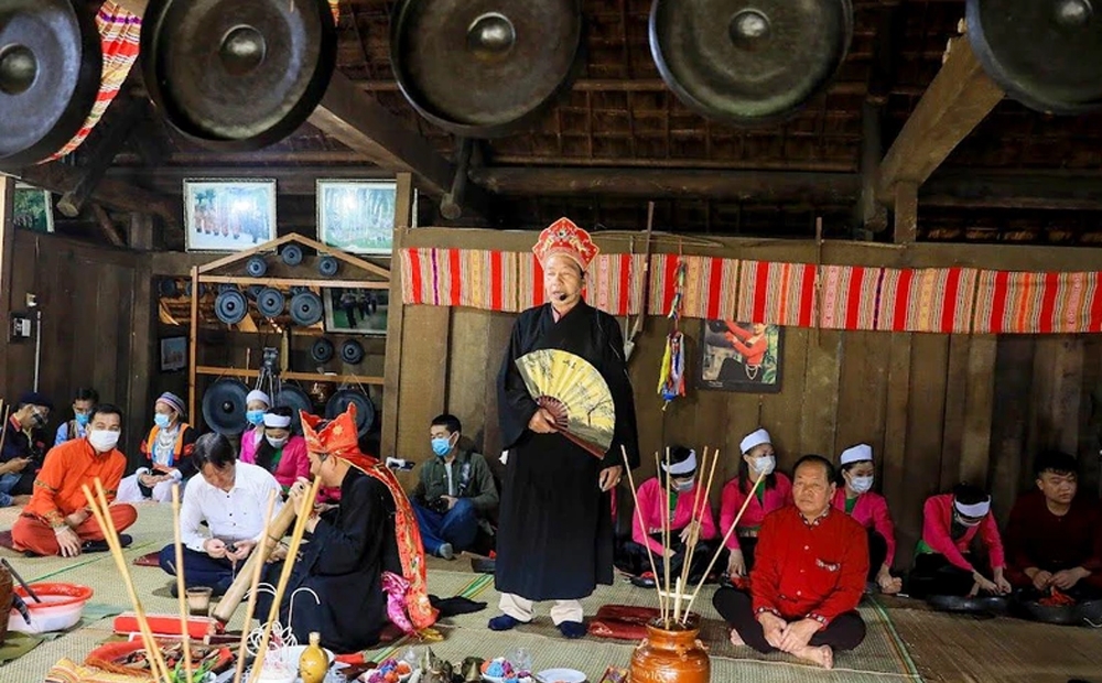 Thầy Mo thực hành nghi lễ mát nhà của người Mường. (Ảnh Nhandan.vn)