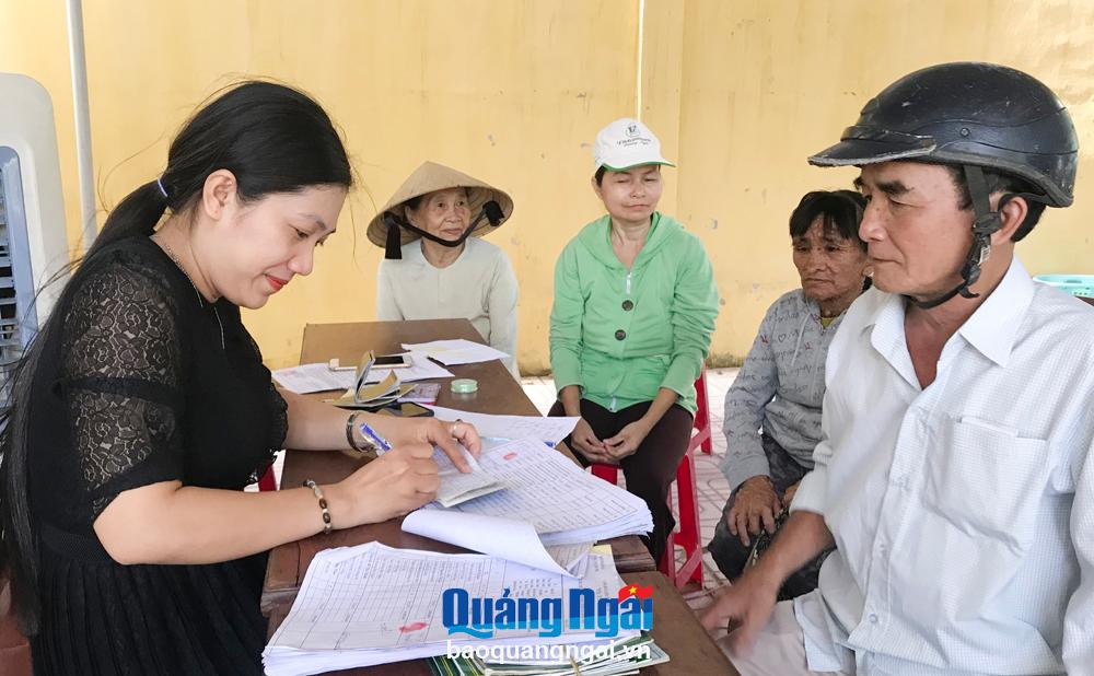 Chi trả hỗ trợ của Nhà nước cho người dân tại phường Quảng Phú (TP.Quảng Ngãi). Ảnh: PV
