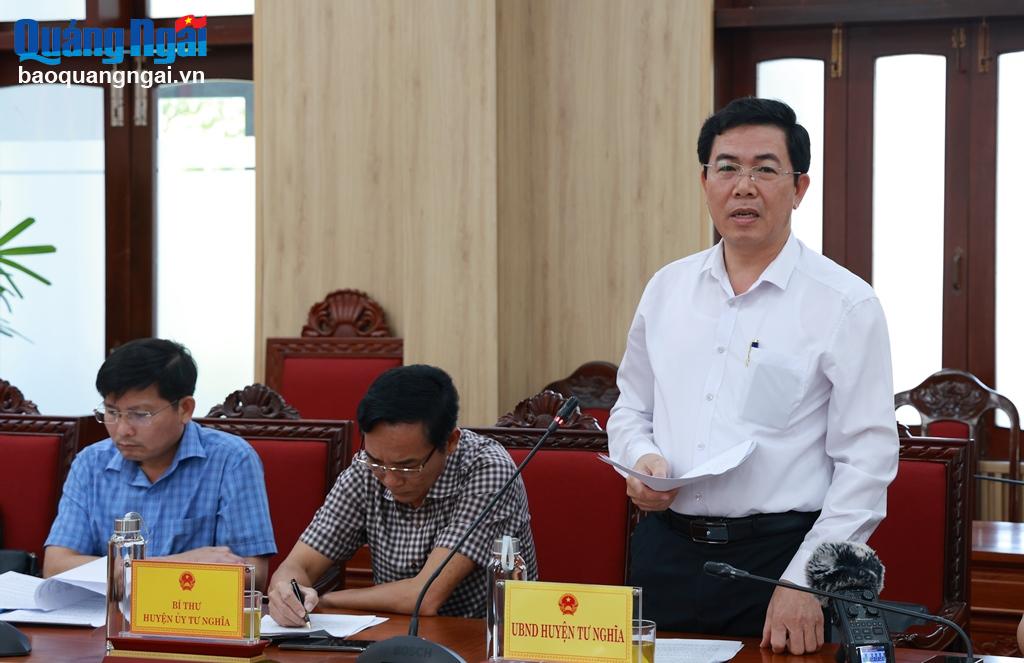 Chủ tịch UBND huyện Tư Nghĩa Nguyễn Đăng Vinh báo cáo tại cuộc họp.