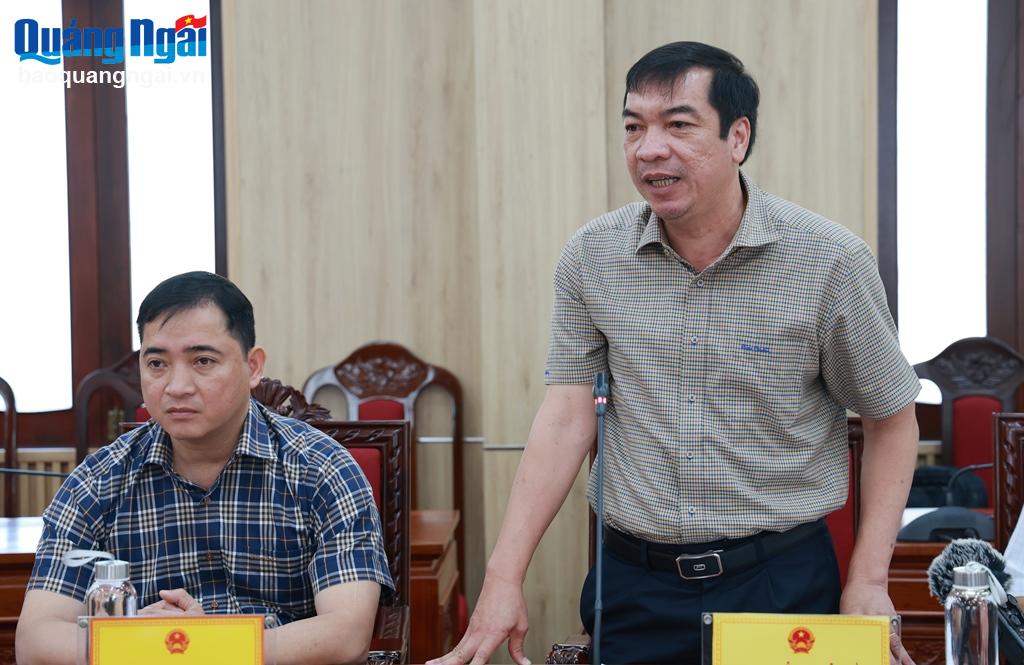 Chủ tịch UBND huyện Nghĩa Hành Đinh Xuân Sâm báo cáo tiến độ giải phóng mặt bằng trên địa bàn huyện.