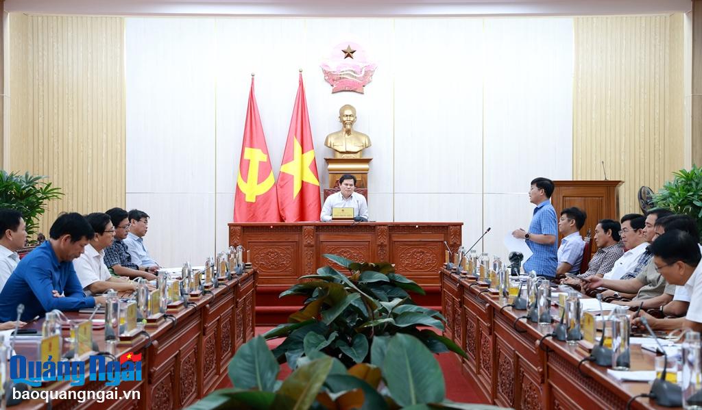 Phó Chủ tịch UBND tỉnh Trần Phước Hiền trao đổi với các địa phương còn vướng mắc trong giải phóng mặt bằng.