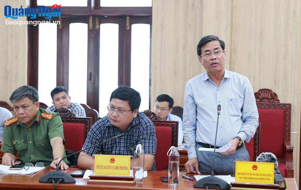 Giám đốc Ban Quản lý dự án Đầu tư xây dựng các công trình Giao thông tỉnh Ngô Văn Dụng báo cáo tiến độ thực hiện dự án tại cuộc họp.