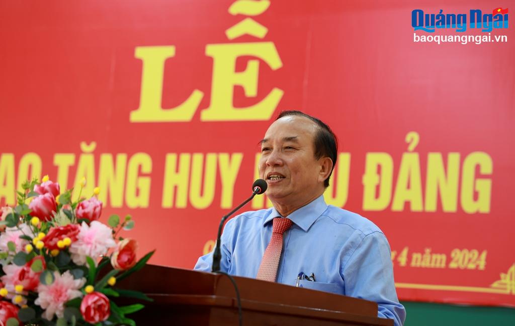 Bí thư Đảng ủy Khối Cơ quan và Doanh nghiệp tỉnh Nguyễn Thanh phát biểu chúc mừng các đồng chí nhận Huy hiệu Đảng.