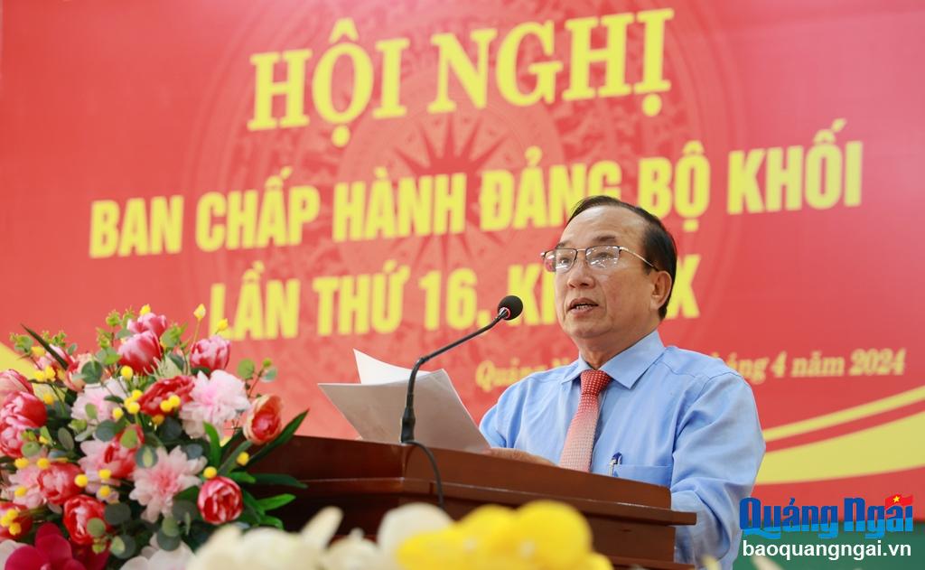 Bí thư Đảng ủy Khối Cơ quan và Doanh nghiệp tỉnh Nguyễn Thanh phát biểu tại hội nghị.