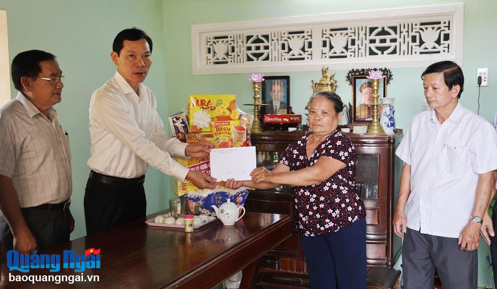 Trưởng ban Dân vận Tỉnh ủy, Chủ tịch Ủy ban MTTQ Việt Nam tỉnh Võ Thanh An tặng quà cho gia đình thân nhân liệt sĩ Đỗ Lại ở xã Tịnh Thiện.