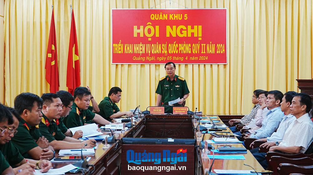 Thượng tá Trần Thế Phan - Ủy viên Ban Thường vụ Tỉnh ủy, Chỉ huy trưởng Bộ CHQS tỉnh phát biểu tại điểm cầu tỉnh Quảng Ngãi. 